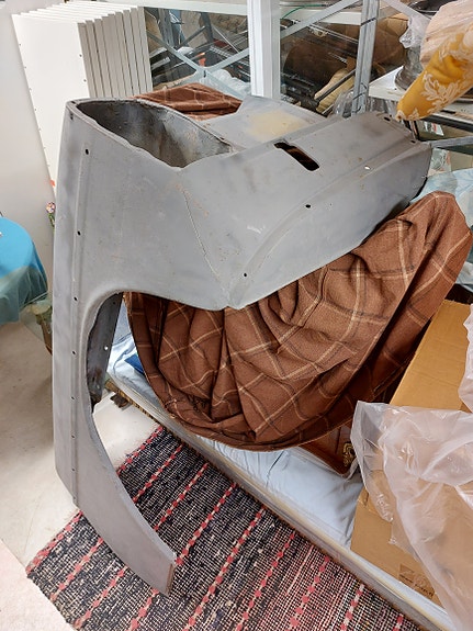 MB W114/115 alkupään hyvä oikea etulokasuoja