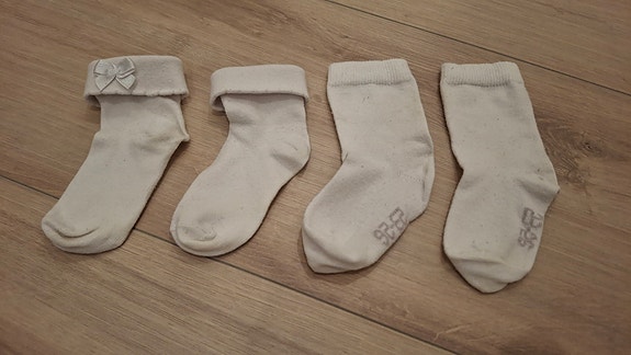 2 x valkoiset sukat koko 22/24 ja 23/26