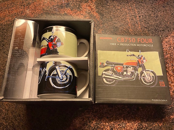 Hondan virallinen keräilysetti, 2 kahvikuppia ja lautasta 1969 Honda CB750 Four