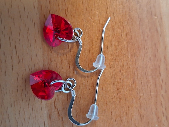 Swarovski korvakorut punainen kristalli sydänriipus