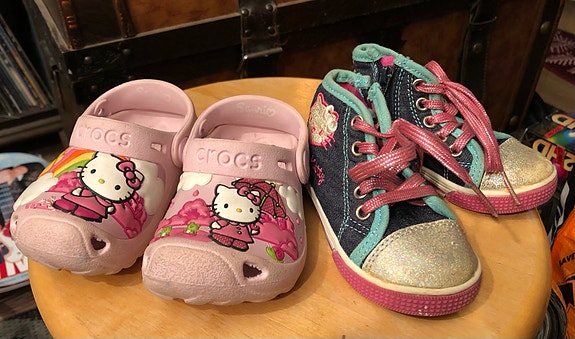 Hello Kitty lenkkarit ja crocsit (koko 20) + lippis