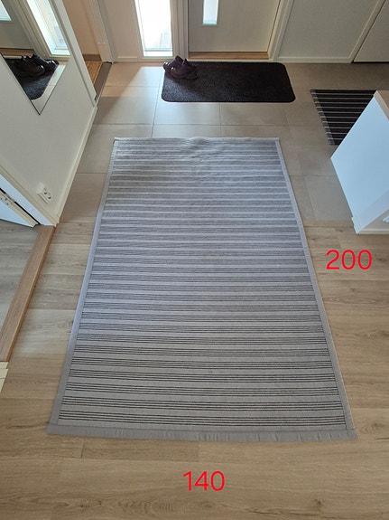 Harmaa kuviollinen matto