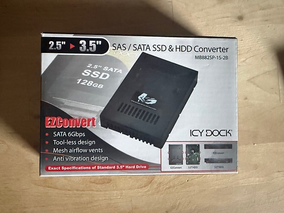 Icy Dock EZConvert sata 2.5" 3.5" adapteri paketissa