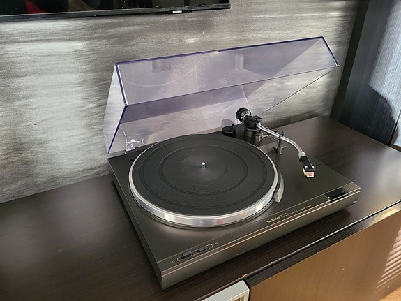 Myydään Technics levysoitin + äänirasia