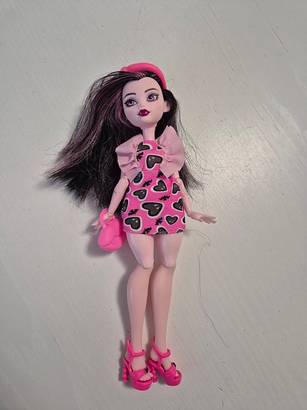 Monster High Draculaura nukke vaaleanpunaisessa mekossa