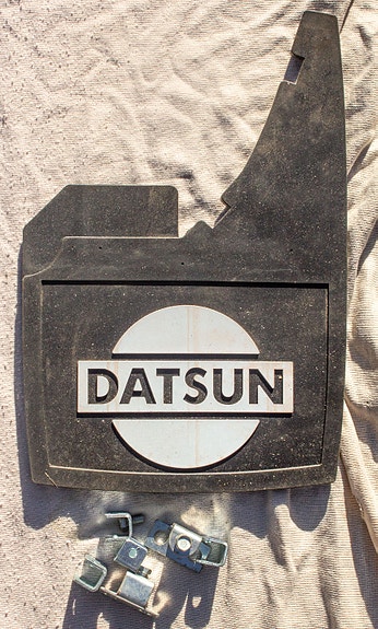Uusi Datsun roiskeläppä.