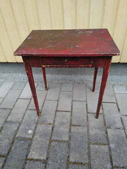 Koivurunkoinen pieni pöytä laatikolla