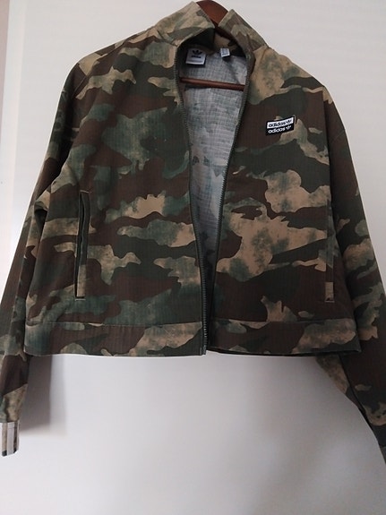 Adidas naisten camo-kuvioinen lyhyt takki
