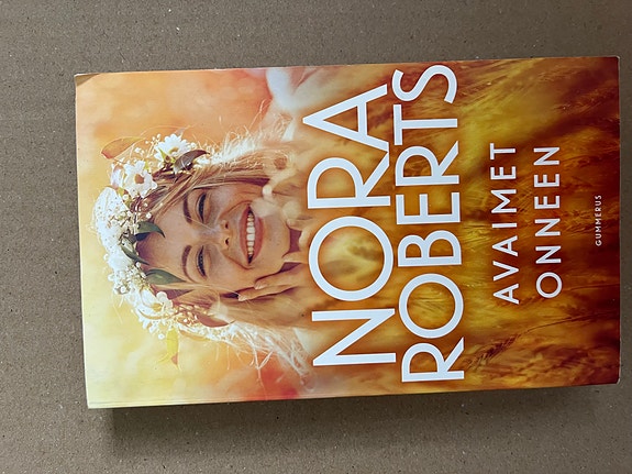 Nora Roberts Avaimet onneen -pokkari