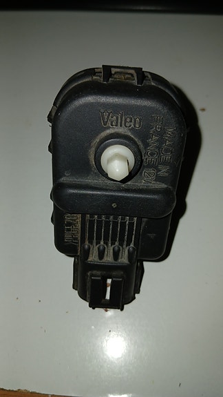 Nissan Primera P11 ajovalon korkeudensäätömoottoreita 2 kpl