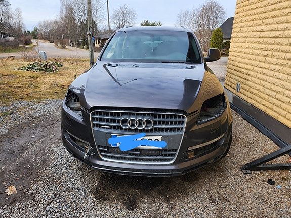 Audi Q7 varaosia.