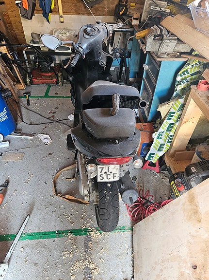 Kymco Agility 50 skootteri musta