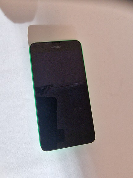 Nokia älypuhelin vihreä ilman akkua.
