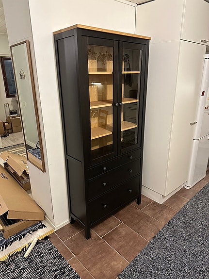 IKEA Hemnes -vitriini