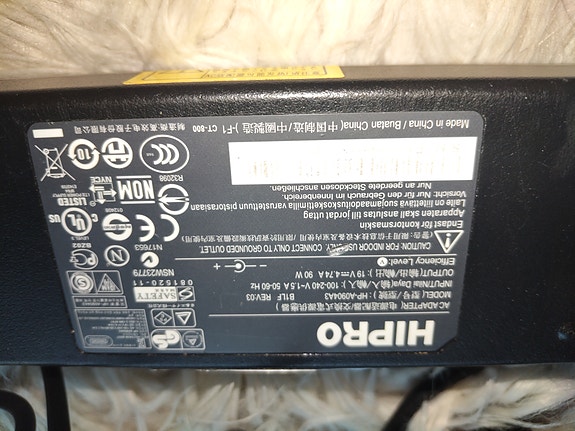 Hipro 19V 4.74A 90W virtalähde / laturi (läppäriin tai näyttöön)