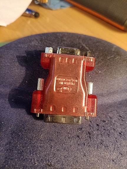 DVI–VGA-sovitin punainen