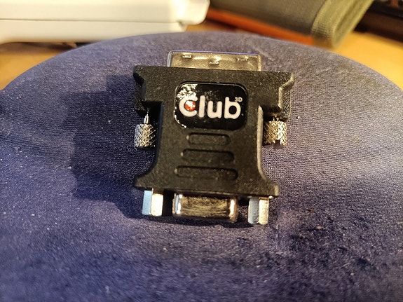 Club VGA–DVI -adapteri musta  DVI-A (uros) – VGA (naaras) -adapteri.
