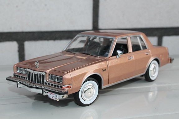 1986 Dodge Diplomat Salon pienoismalli 22cm 1:24 aukeavat ovet metallinen auto