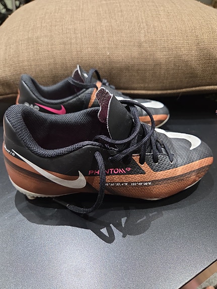 Jalkapallo kengät, Nike Phantom GT nappikset, koko 33