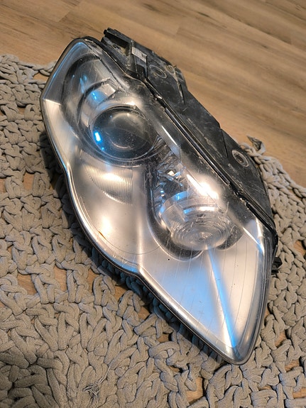 Passat b6 oikea etuvalo Xenon, mutka valoilla.