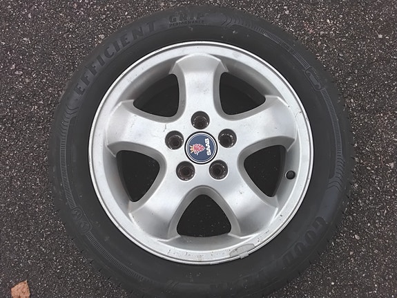 Siistit Saabin alkuperäisvanteet 205/55-16 Goodyear renkailla.