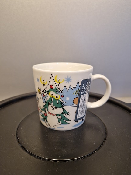 Tarrallinen Kuusen alla -muumimuki vuodelta 2013