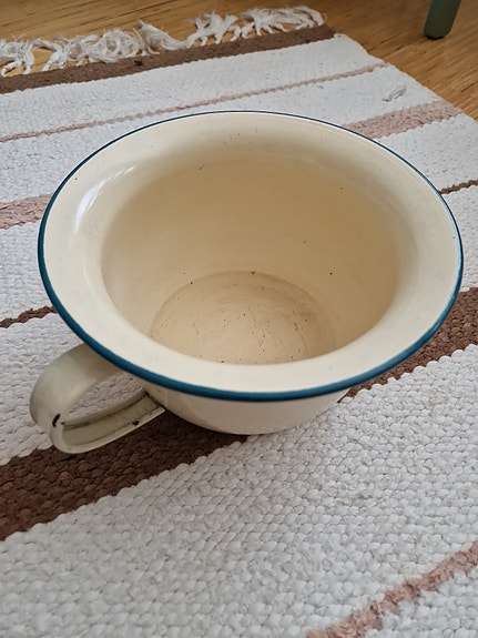 Emalinen astia / vanha potta