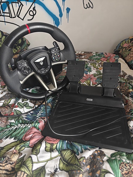 Xbox peli ratti ja polkimet.