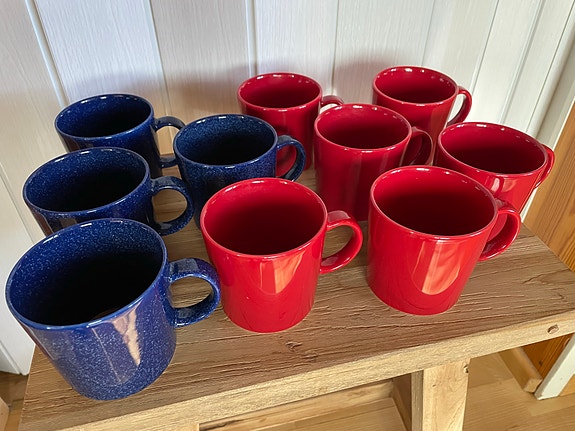 Iittala teema  mukit punainen ja sininen