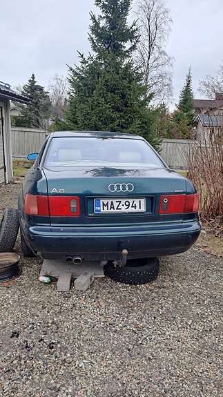 Audi A8 quattro 2.8 V6 manuaali purkuosia