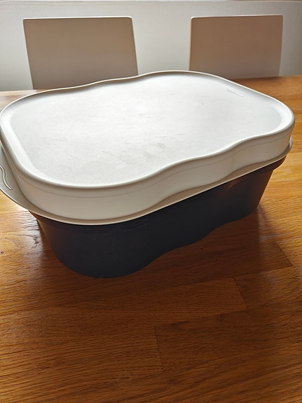 Tupperware leipälaatikko
