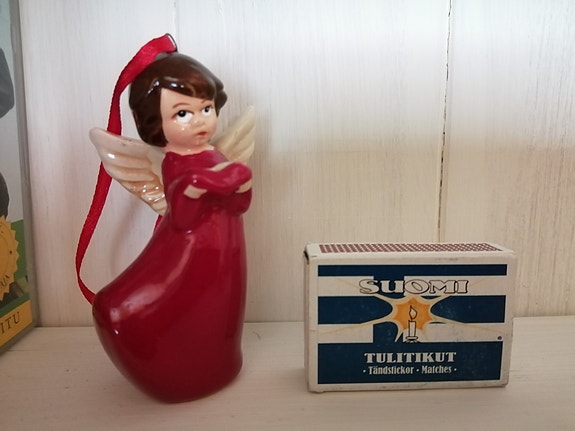 Enkeli figuuri koriste voi myös ripustaa