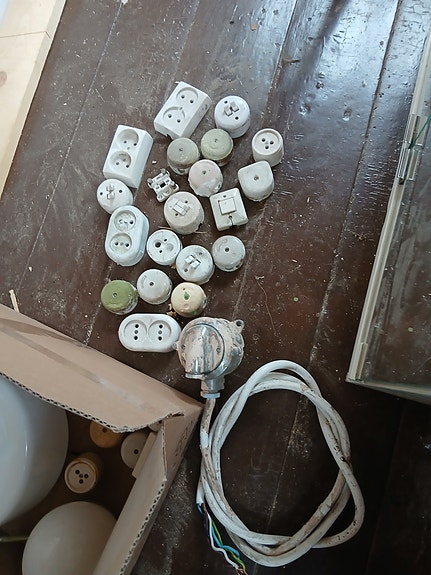 Vanhoja sähkö kalusteita