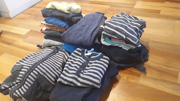 Laatikollinen koon 92-98 vaatteita