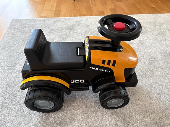 JCB päältä ajettava traktori