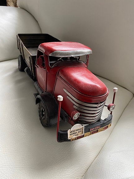 Metallinen punainen Vanaja kuorma-auto
