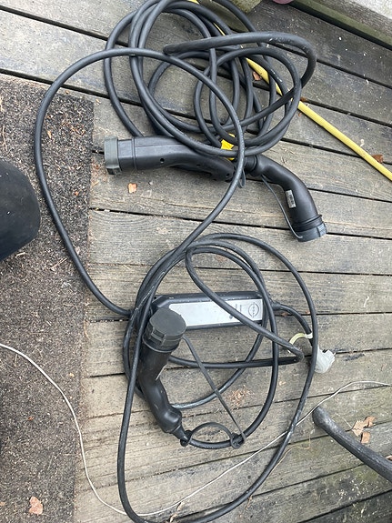 Nissan sähköauton verkkolaturi, ja latauskaapeli
