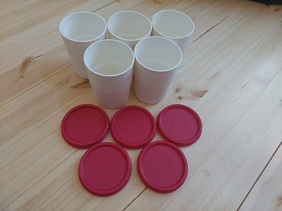 Tupperware mukit kansilla