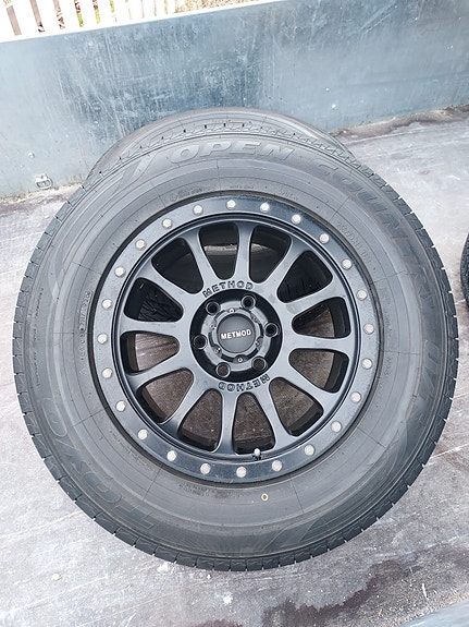 Toyo Open Country renkaat  255/70R18 ja vanteet Method musta