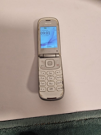 Nokia 3710a-1  simpukkapuhelin violetti. ilman akkua