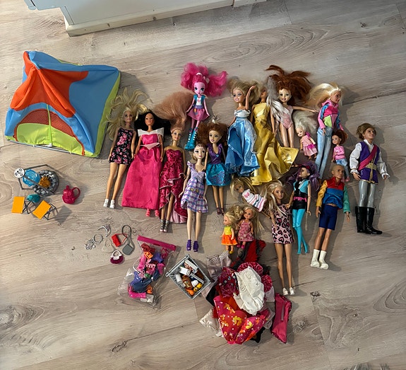 Nukkesetti ja tarvikkeita. Barbie ym.