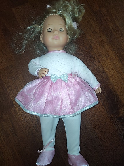 Puhuva Ballerina nukke