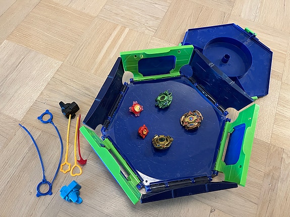 Beyblade -hyrrät 3 kpl ja matka-areena settinä
