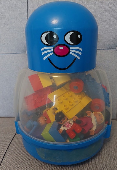 Dublo legoja isossa säilytysrasiassa