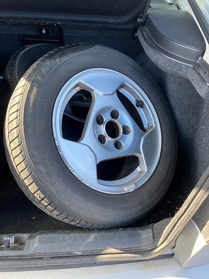 Saab alumiinivanteet kesärenkailla.