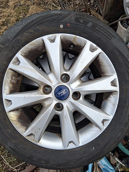 Ford Fiestan 2009 sopiva alkuperäinen aluvanne,185/60-65-15 renkaalla.