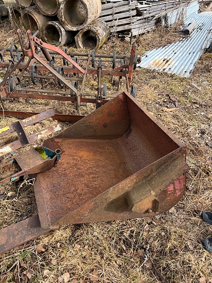 Traktorin takakauha metallia