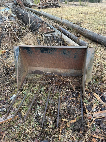 Traktorin kauha metallia