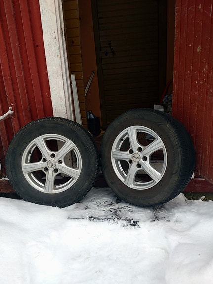 Kesärenkaat alumiinivanteilla 205/70 R15. Honda CRV