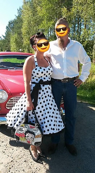 Kellohelmainen mekko ja tyllialushame